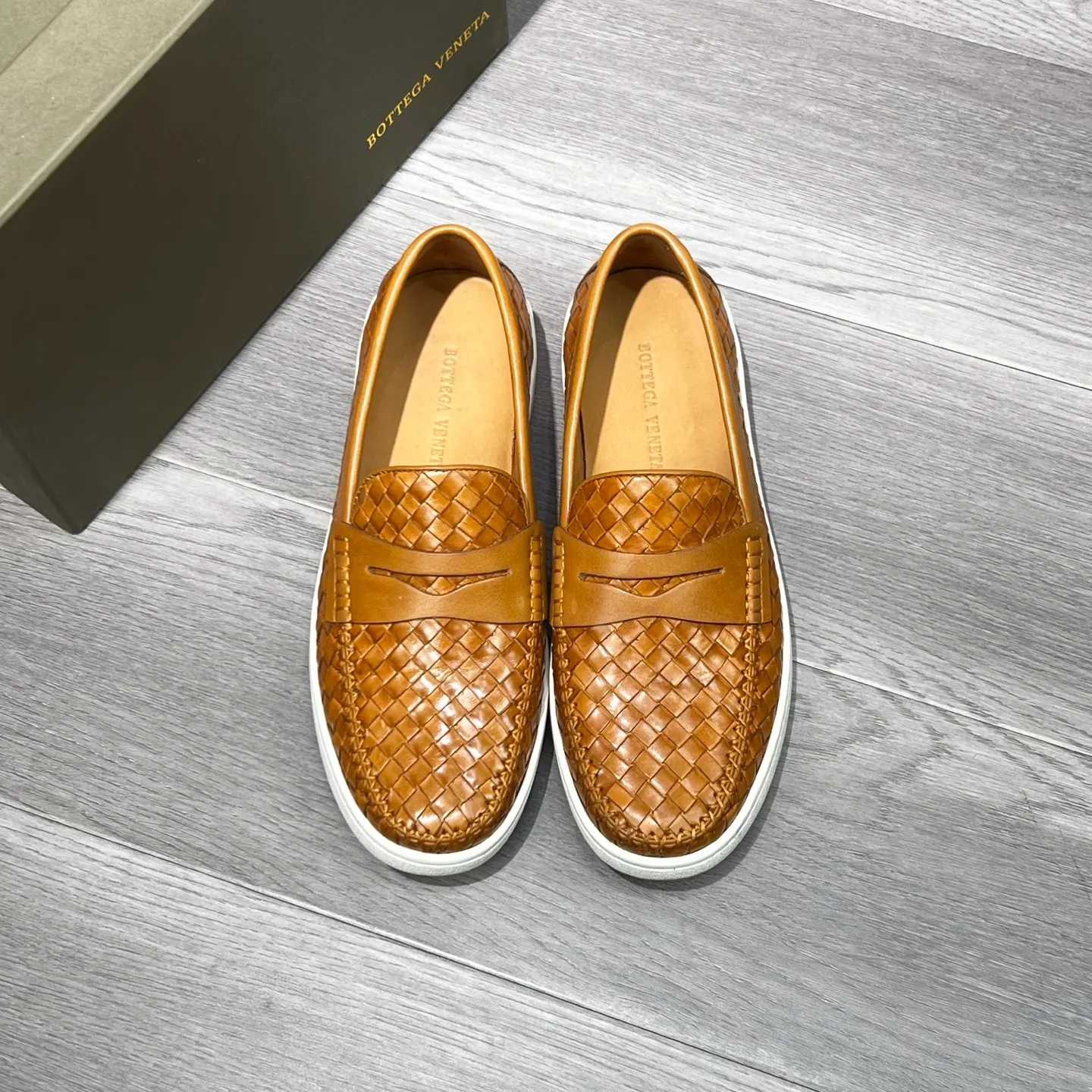 Ex-factory price 500 BV〰️Purely handmade classic men's beanie shoes👉👉driving shoes, slip-on shoes, made of imported cowhide woven from Italy, 💕water-dyed cowhide lining, 🔊original outsole, waterproof platform design, comfortable on the feet. A good choice for traveling and driving, two colors available, code number: 38-44, (45 can be customized)